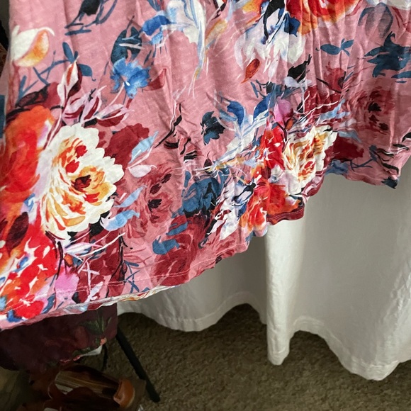 Lovely floral Torrid t-shirt - Picture 4 of 5